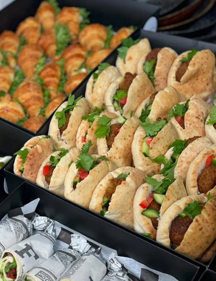 מגש אירוח מיני פיתה פלאפל ישראלי בתוספת סלט ירקות וטחינה