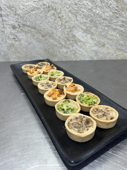 מגש אירוח מיני קישים אישיים קוקטייל טעמים