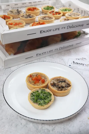 מגש אירוח 24 יח' מיני קישים אישיים קוקטייל טעמים