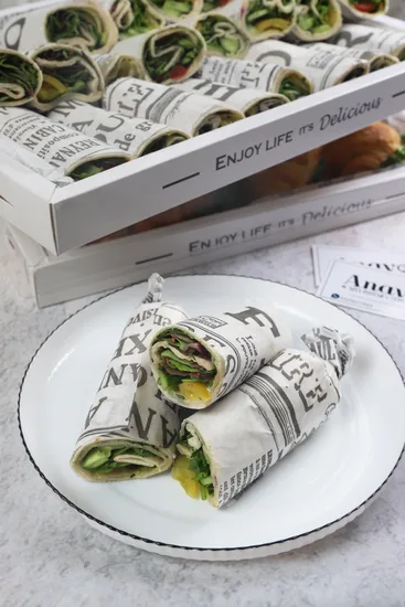 מגש אירוח 24 יח' חצאי טורטיות